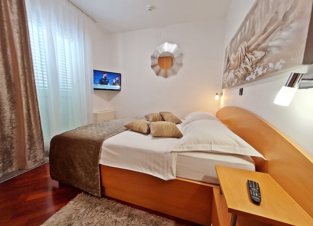 Standard Suite, 2 Bedrooms, Partial Sea View photo 1