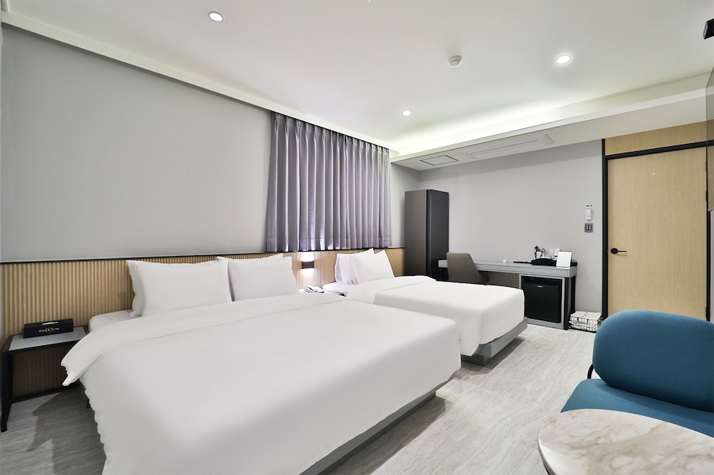Premium Twin Room - Photo 4