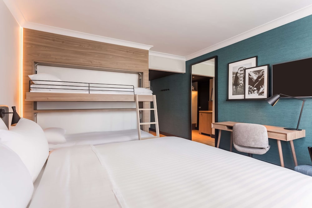 Superior Room (Airport View) - Photo 5