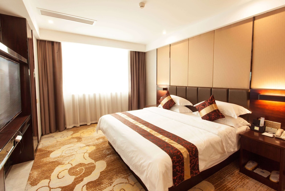 Suite, 1 King Bed, Smoking photo 1