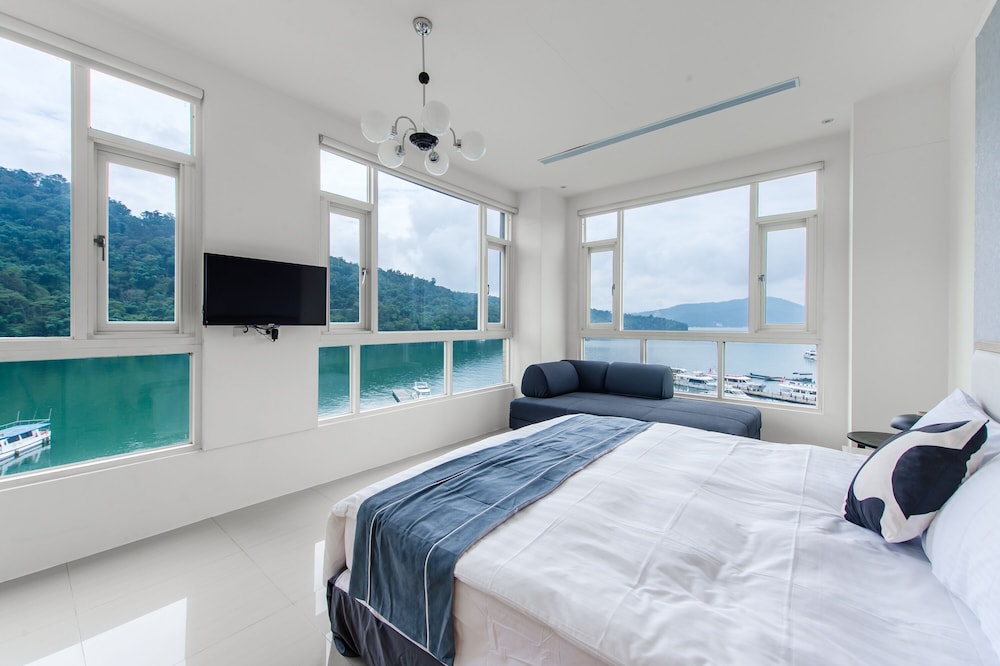 Deluxe Lake View Double Room - Photo 10