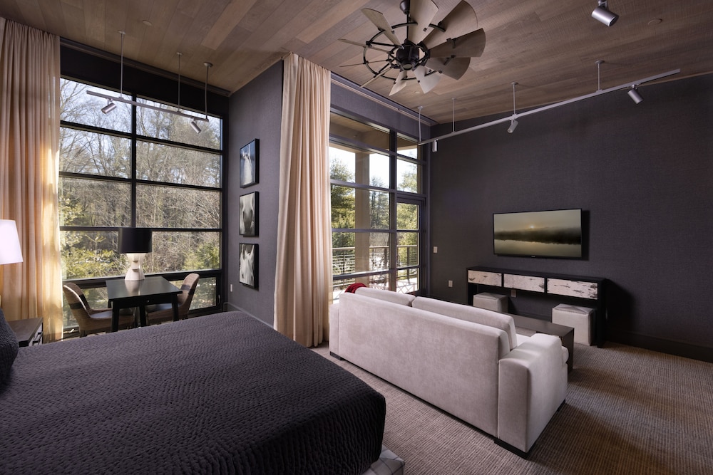 Junior Studio Suite, 1 King Bed with Sofa bed photo 2