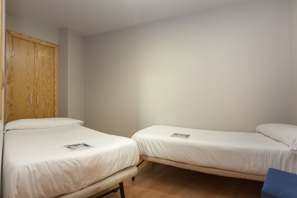 Family Room (1 double bed + 2 single beds)