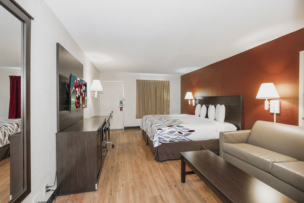 Standard Room, 1 King Bed, Non Smoking photo 3