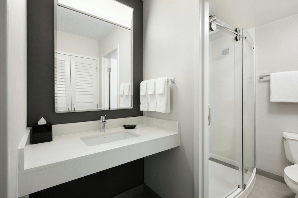 Room, 2 Double Beds (Mobility Accessible, Roll-in Shower) - Photo 5