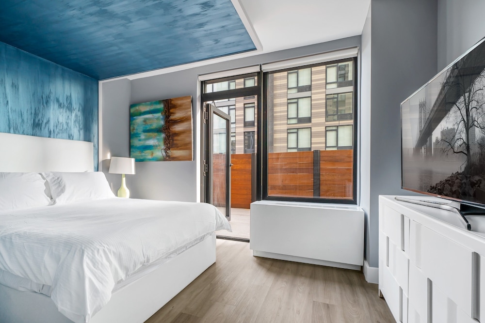 Deluxe Studio Suite, 1 Queen Bed, Balcony