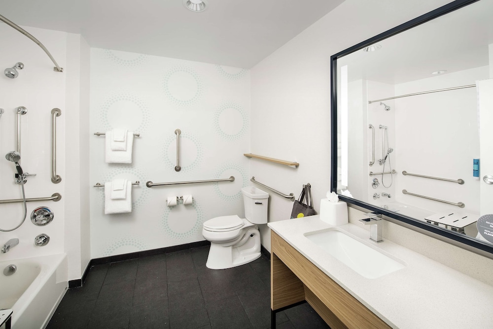 Room, 1 King Bed, Accessible, Bathtub