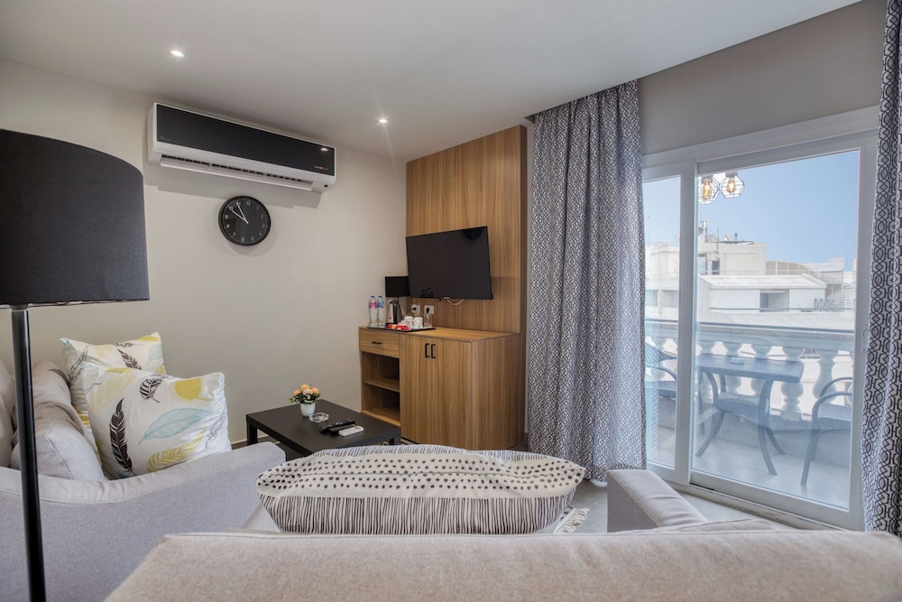 Executive Suite - Photo 8
