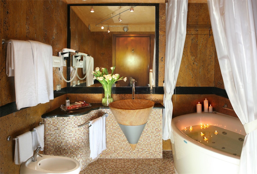 Deluxe Room, Hot Tub - Photo 2