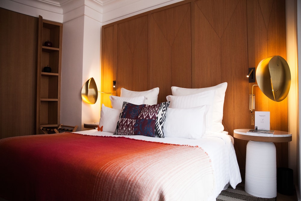 Deluxe Room thumbnail 5