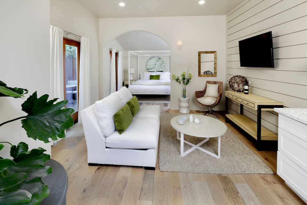 Executive Studio Suite, 1 King Bed, Kitchenette, Ground Floor