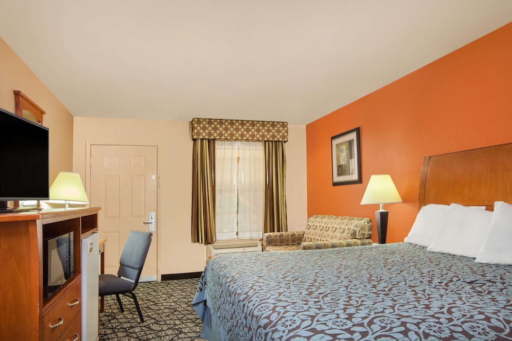 Room, 1 King Bed, Smoking - Photo 3