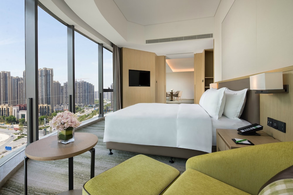 Suite, 1 King Bed (High Floor) photo 2