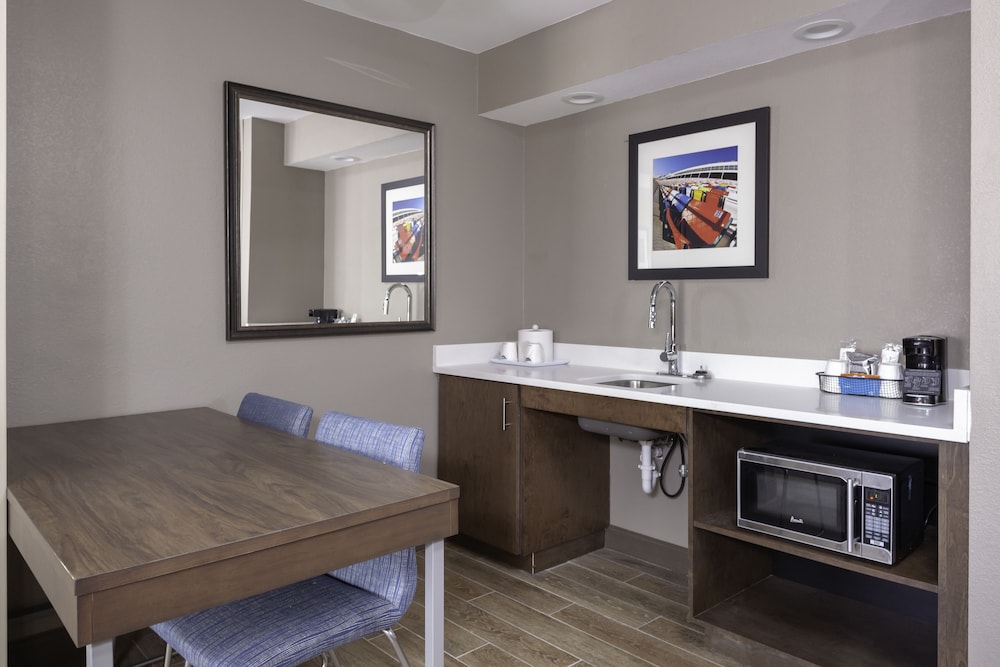 Suite, 1 King Bed, Accessible, Non Smoking - Photo 4