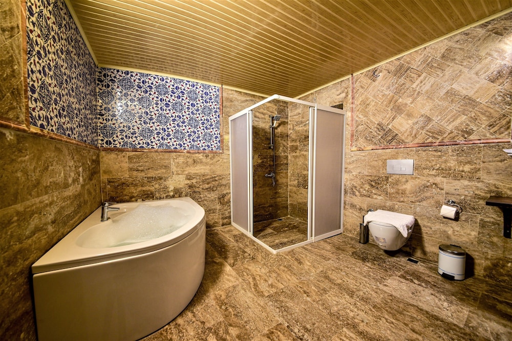 Royal Suite, Jetted Tub (Double) - Photo 25