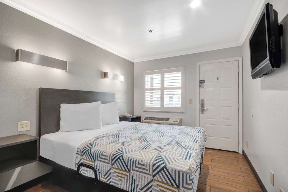 Standard Room, 1 Queen Bed, Non Smoking photo 3
