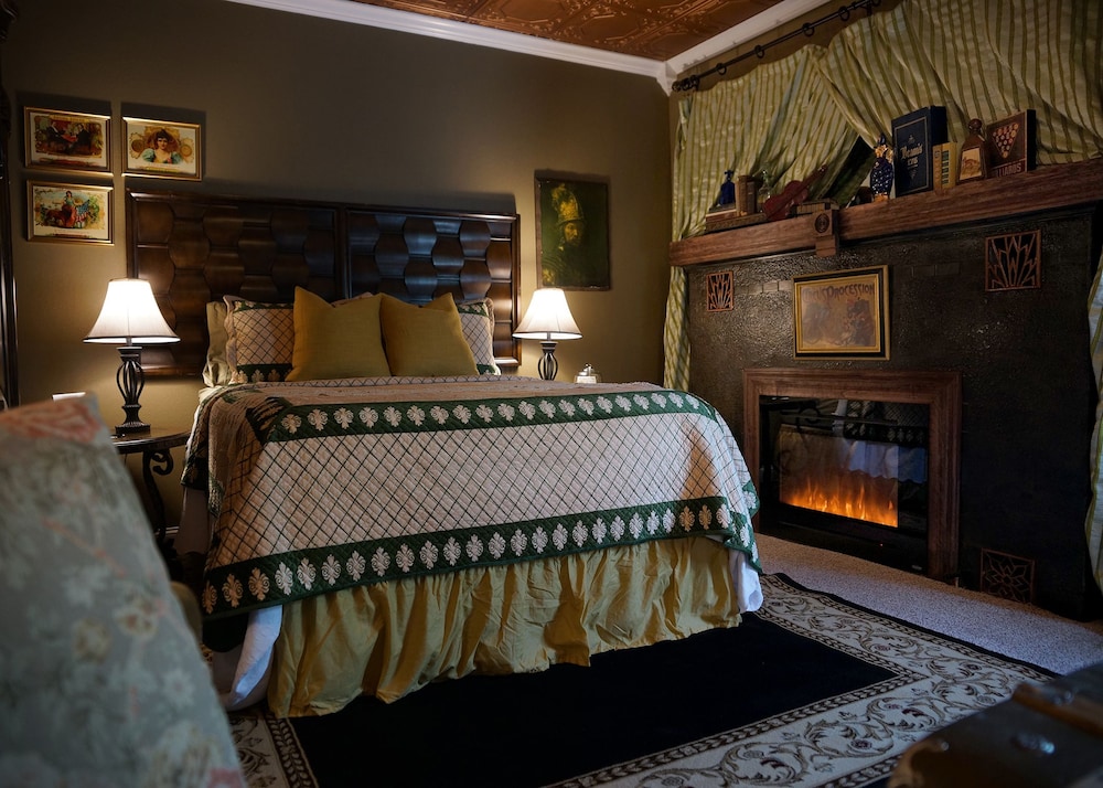 Deluxe Room, 1 Queen Bed, Bathtub