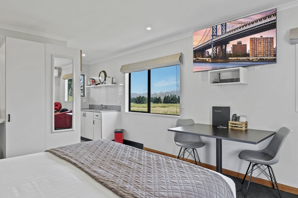 Executive Studio, 1 King Bed, Kitchenette (Executive Spa Pool Suite) photo 3