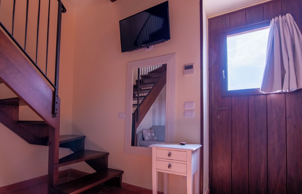 Panoramic Condo, Hill View