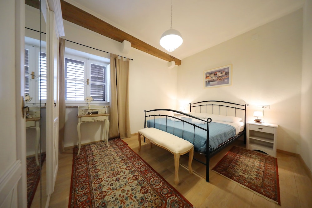 Design Suite, 1 Bedroom, Kitchen, Courtyard Area