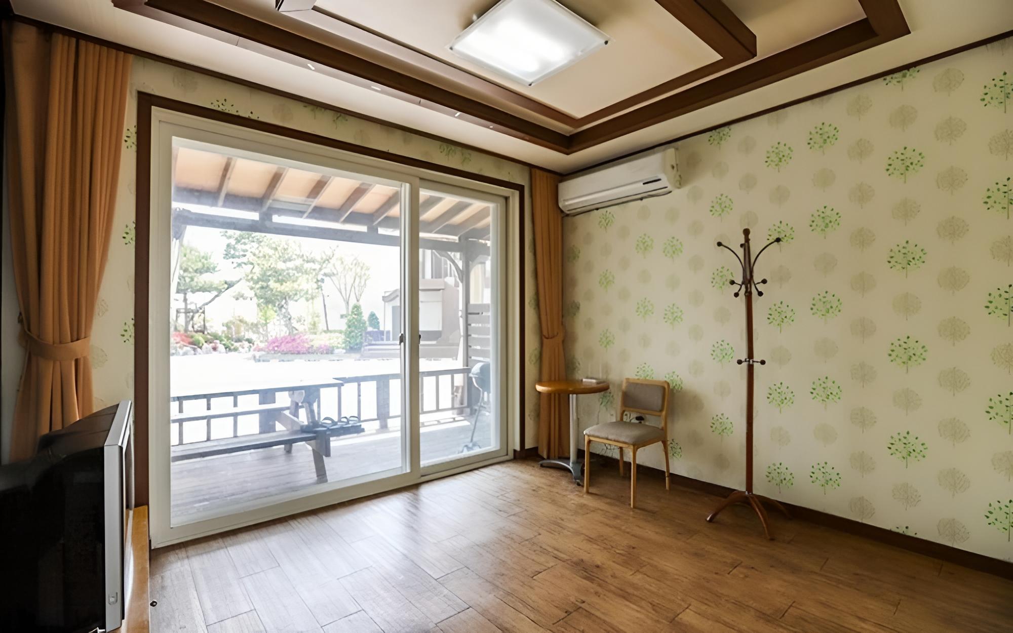 Room (8 building room 101 (50m beds)) - Photo 1