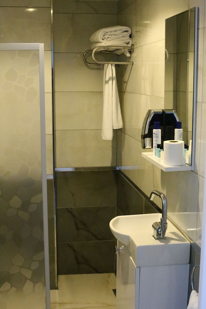 Standard Triple Room, Private Bathroom photo 2