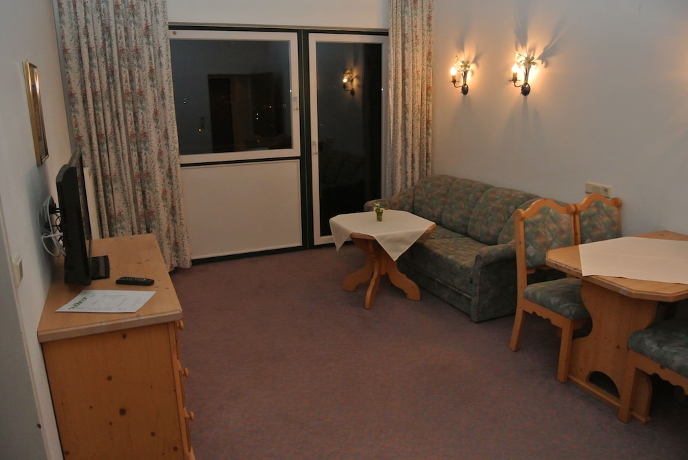 Family Suite, 2 Bedrooms, Balcony, Mountain View photo 3