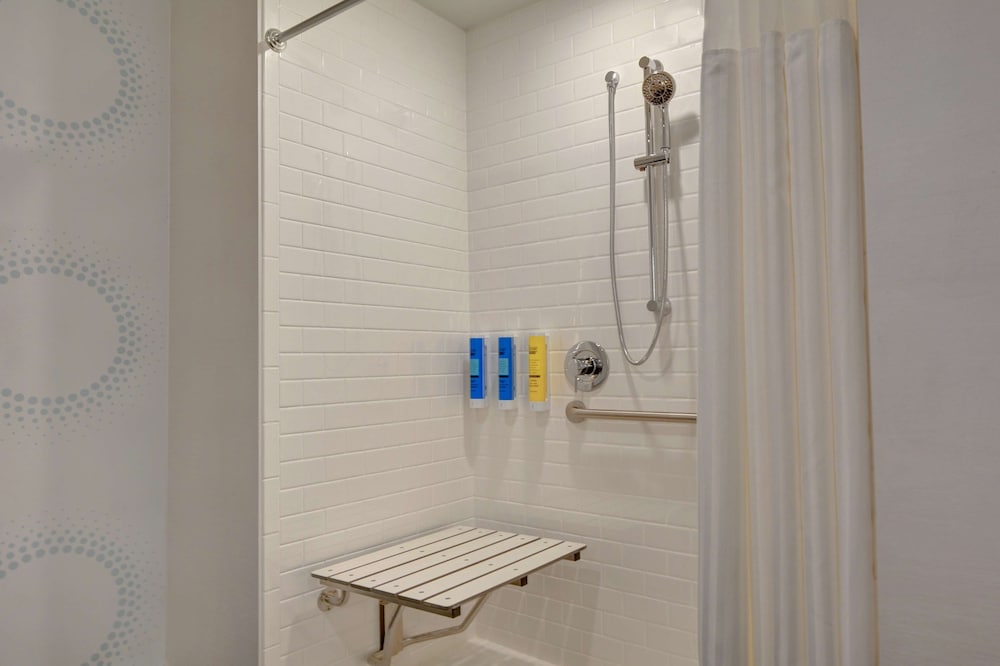 Basic Room, 2 Queen Beds (Roll-In shower) - Photo 7
