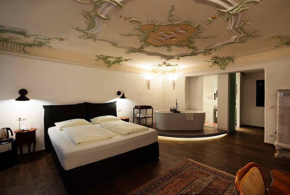 Junior Suite with Hot Tub - Photo 3