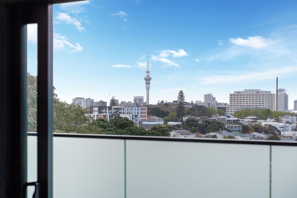 Apartment, 3 Bedrooms, Kitchen (Top Floor, King & Single) - Photo 2