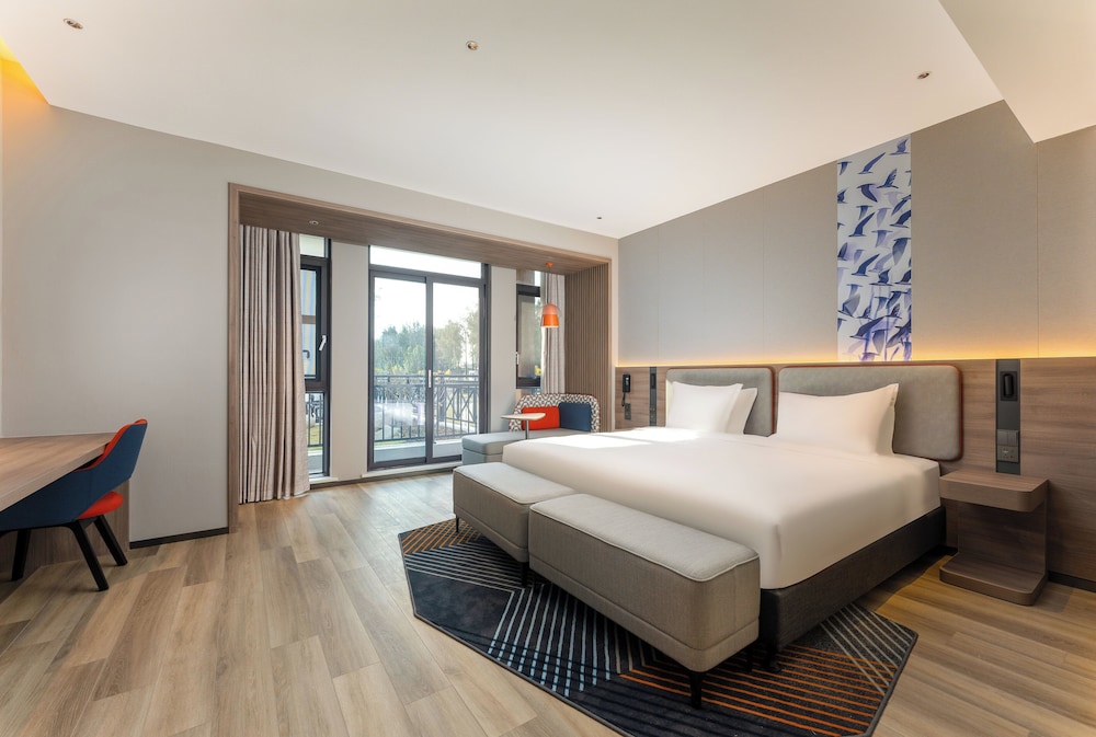 Standard Room, 1 King Bed, Balcony, Garden View (Extra Floor Space) photo 1