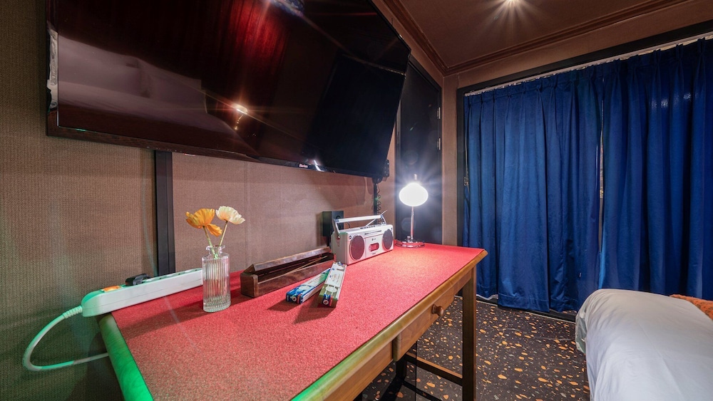 Party Room - Photo 6