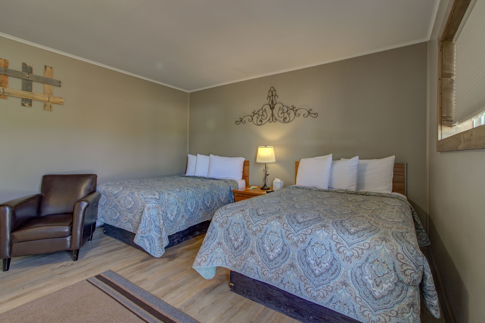 Standard Room, 2 Double Beds (Room 9)