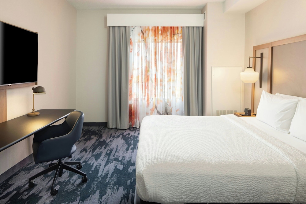 Room, 1 King Bed (Mobility/Hearing Accessible, Tub) photo 2
