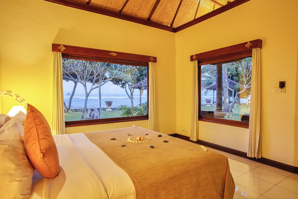 Deluxe Beach Front Villa photo 3