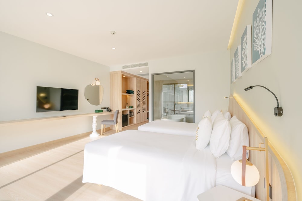 Deluxe Room, Pool View - Photo 7