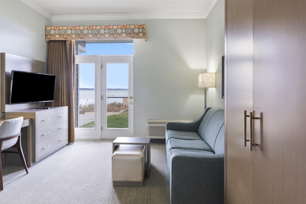East Bay Suite - 1st Floor