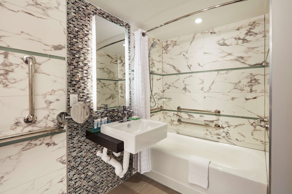 Room, 1 King Bed, Accessible, Non Smoking (w/ bathtub) - Photo 7