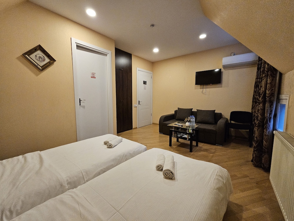 Economy Triple Room (402) photo 3
