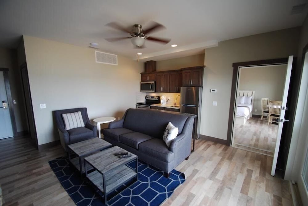 Lakeside Lodge Suite with King