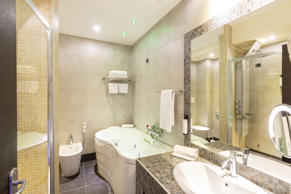 Superior Double Room, Balcony - Photo 7