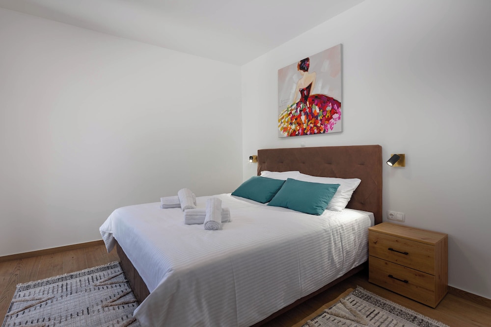 Family Apartment, Multiple Bedrooms, Sea Facing (Seafront Apartment Nana 1)
