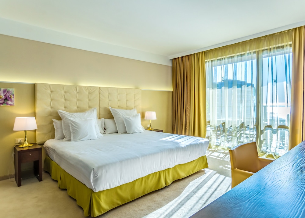 Deluxe Room (2 Adults + 2 Children)