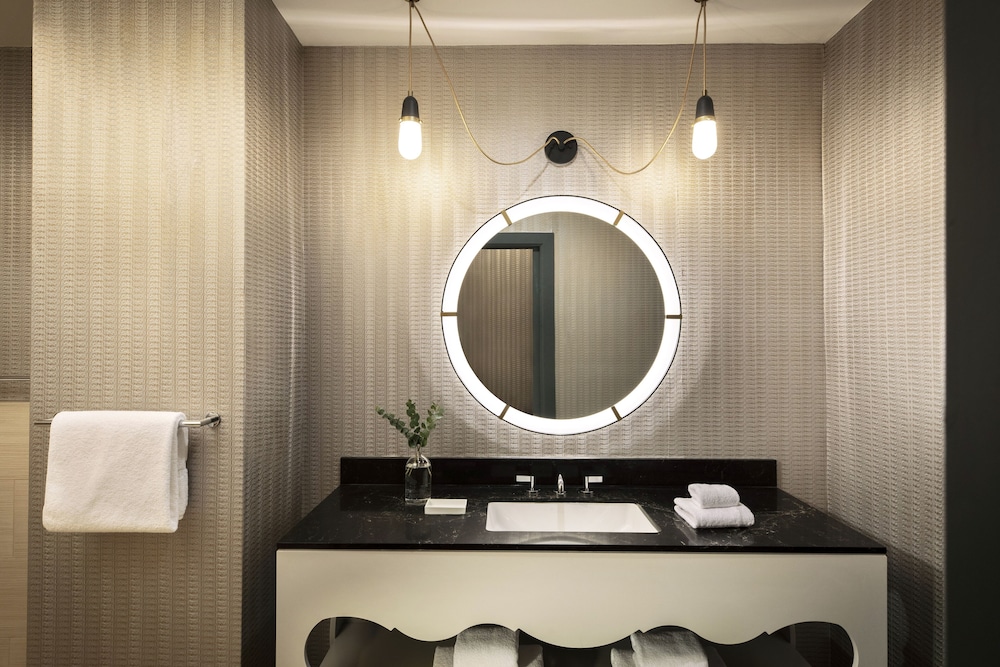 Room, 1 King Bed (Freestanding Bath)
