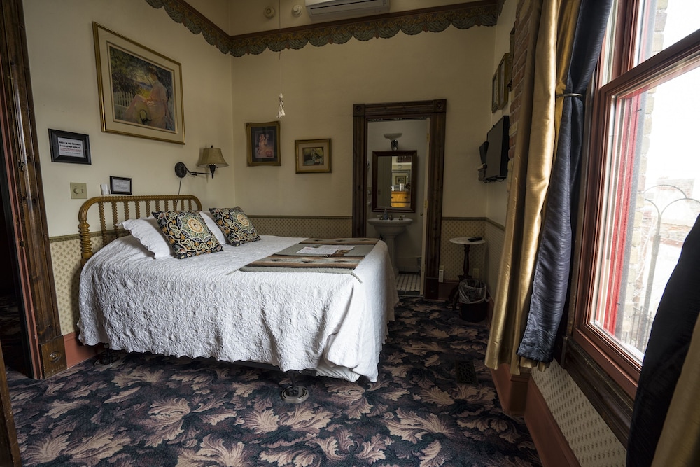Standard Room, 1 Queen Bed, Courtyard View