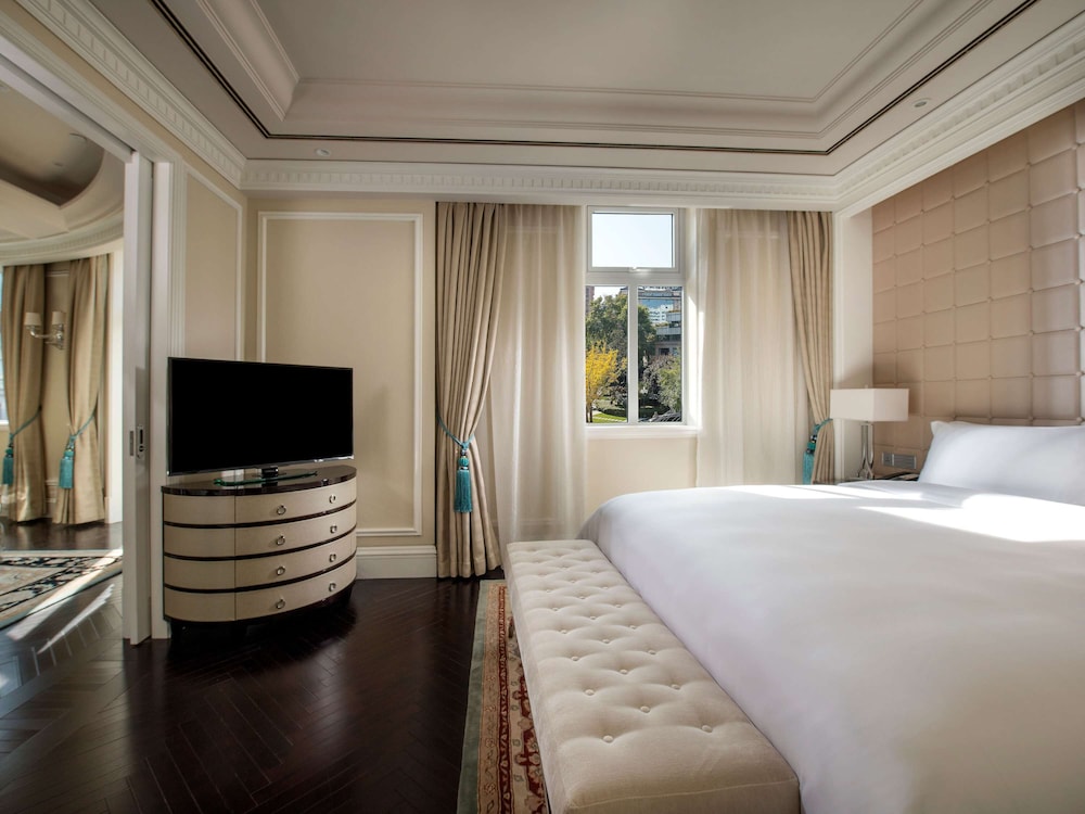 Suite, 1 King Bed, Garden View (Prestige)