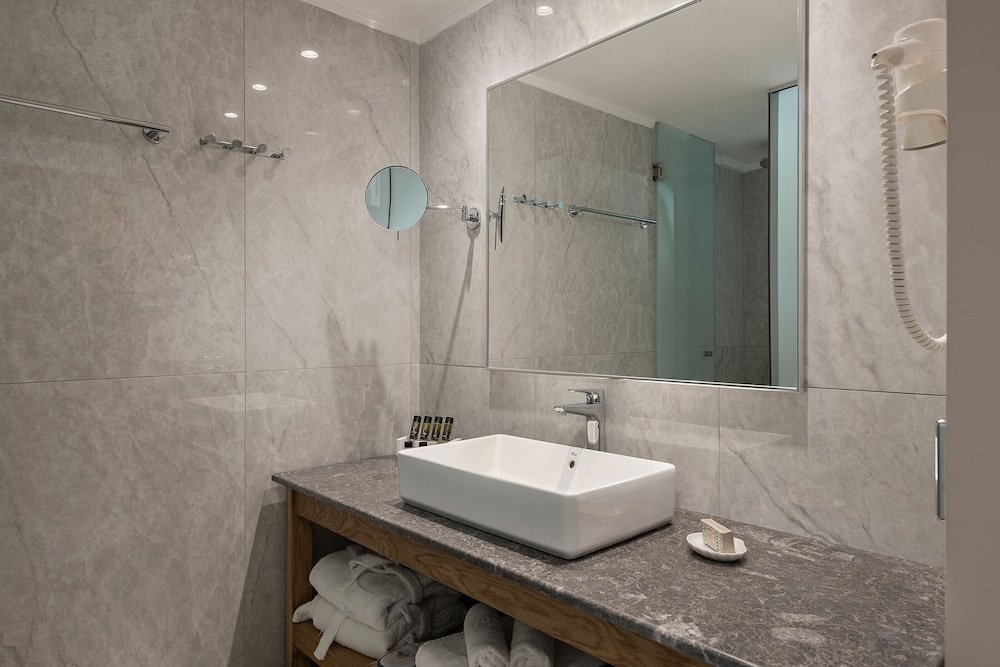 Superior Double or Twin Room, Pool View - Photo 1