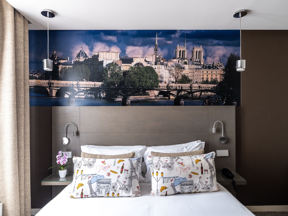 Executive Design Double Room thumbnail 5