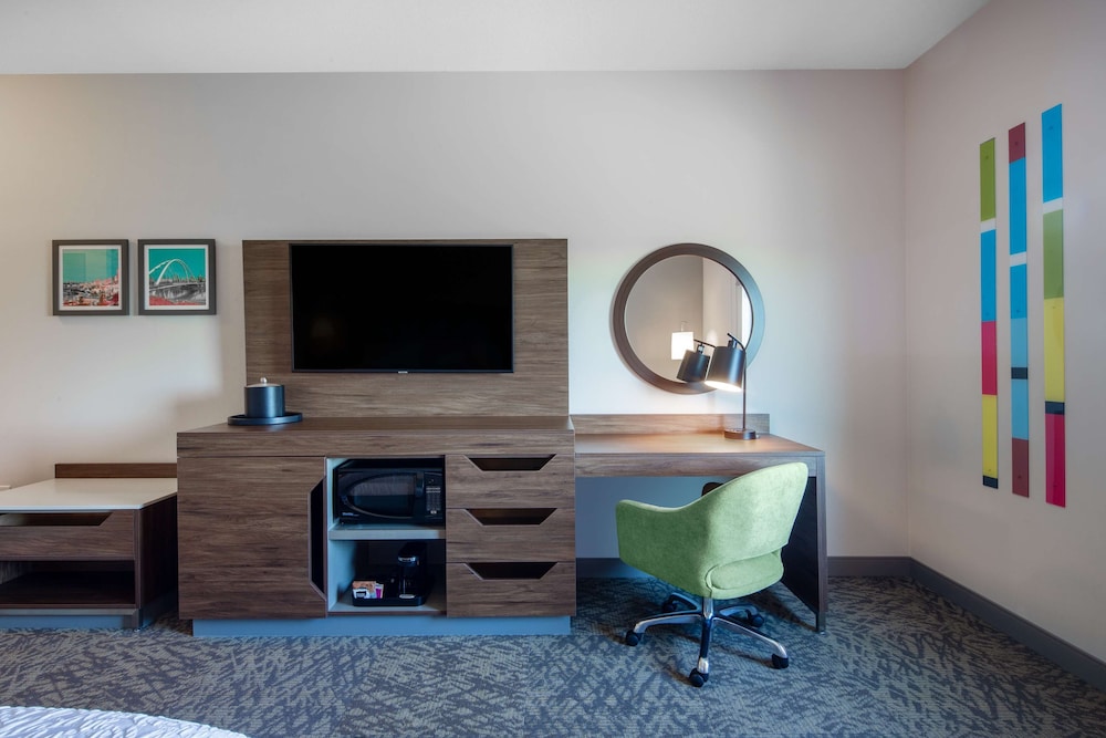 Room, 1 King Bed, Refrigerator & Microwave - Photo 1