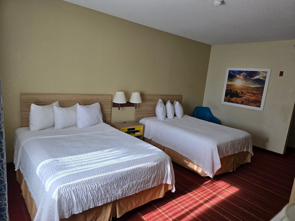 Standard Room, 2 Queen Beds - Photo 1